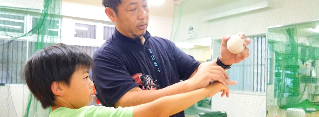 トレーニングを教えてる男性