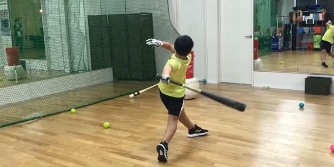 素振りしている少年