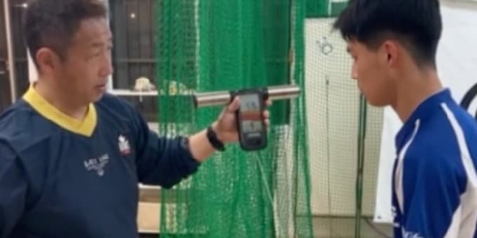 フォームチェックしている人