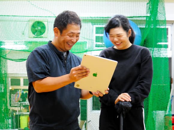 iPadの持ってアドバイスしている男性